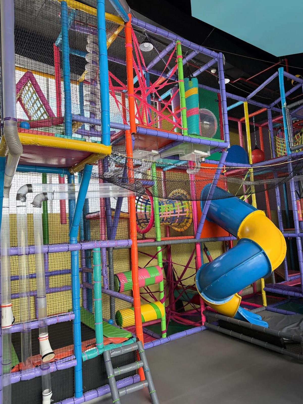 Mega juego con redes, túneles y toboganes en FUN by TUKY