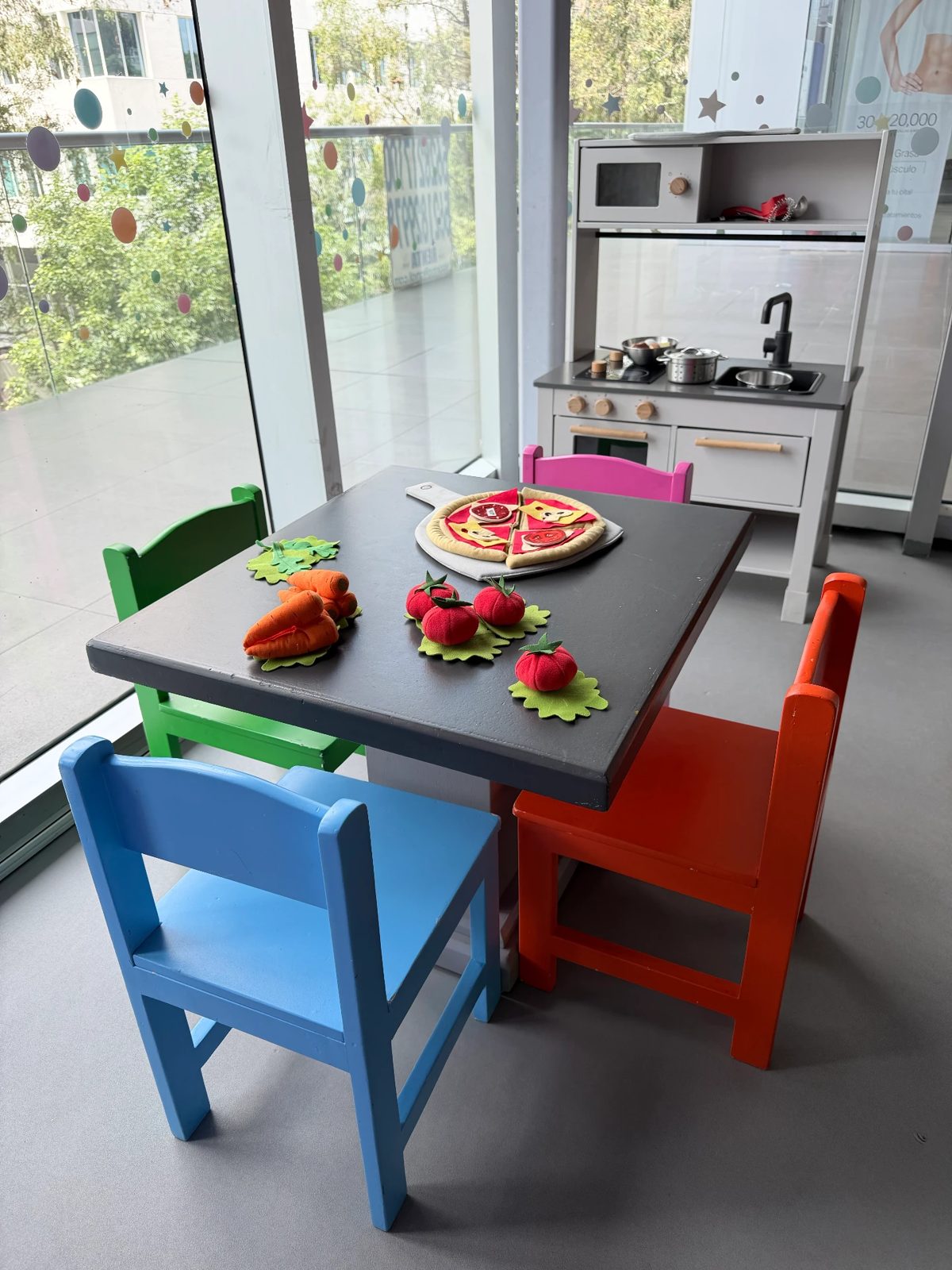 Mesa de juego con cocinita y alimentos de juguete en FUN by TUKY
