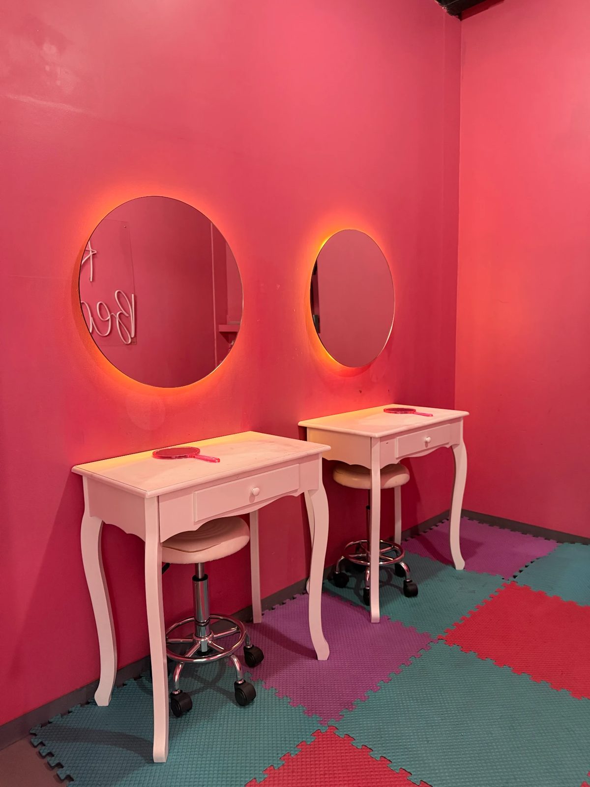 Área rosa con espejos iluminados en FUN by TUKY