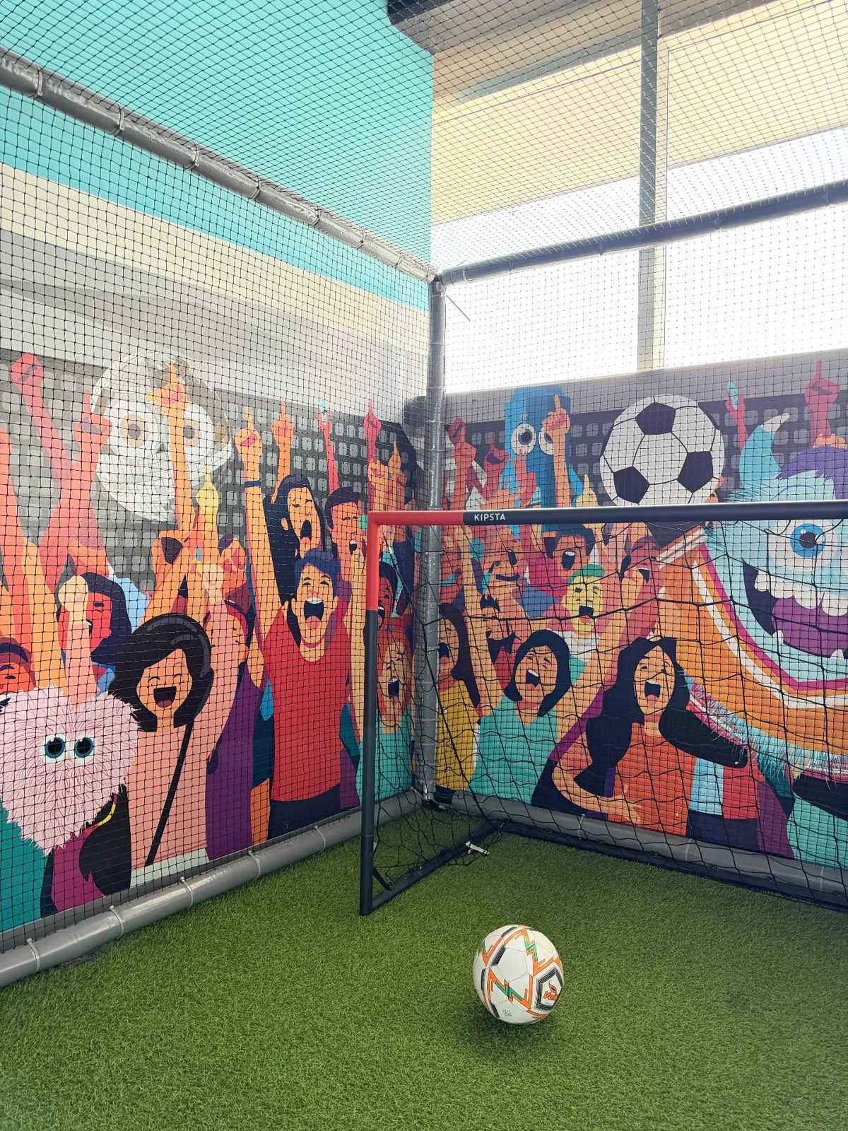 Cancha de futbol con mural y portería en FUN by TUKY